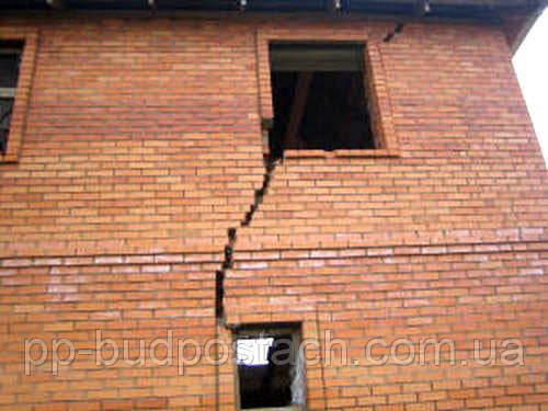 Дутик, постріли, тріщини цегла