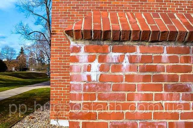 Дутик, постріли, тріщини цегла