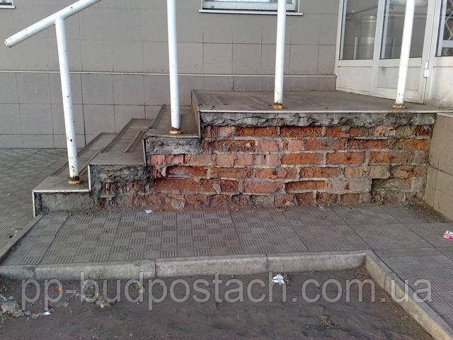 Дутик, постріли, тріщини цегла