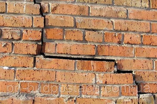 Дутик, постріли, тріщини цегла