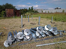 Начало монтажа оцинкованных винтовых свай.