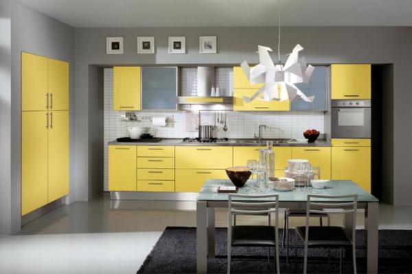 Кухня в кольорі сірий з жовтим тонами.