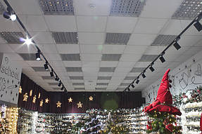 Пример освещения площади новогодних аксессуаров в магазине канцтоваров