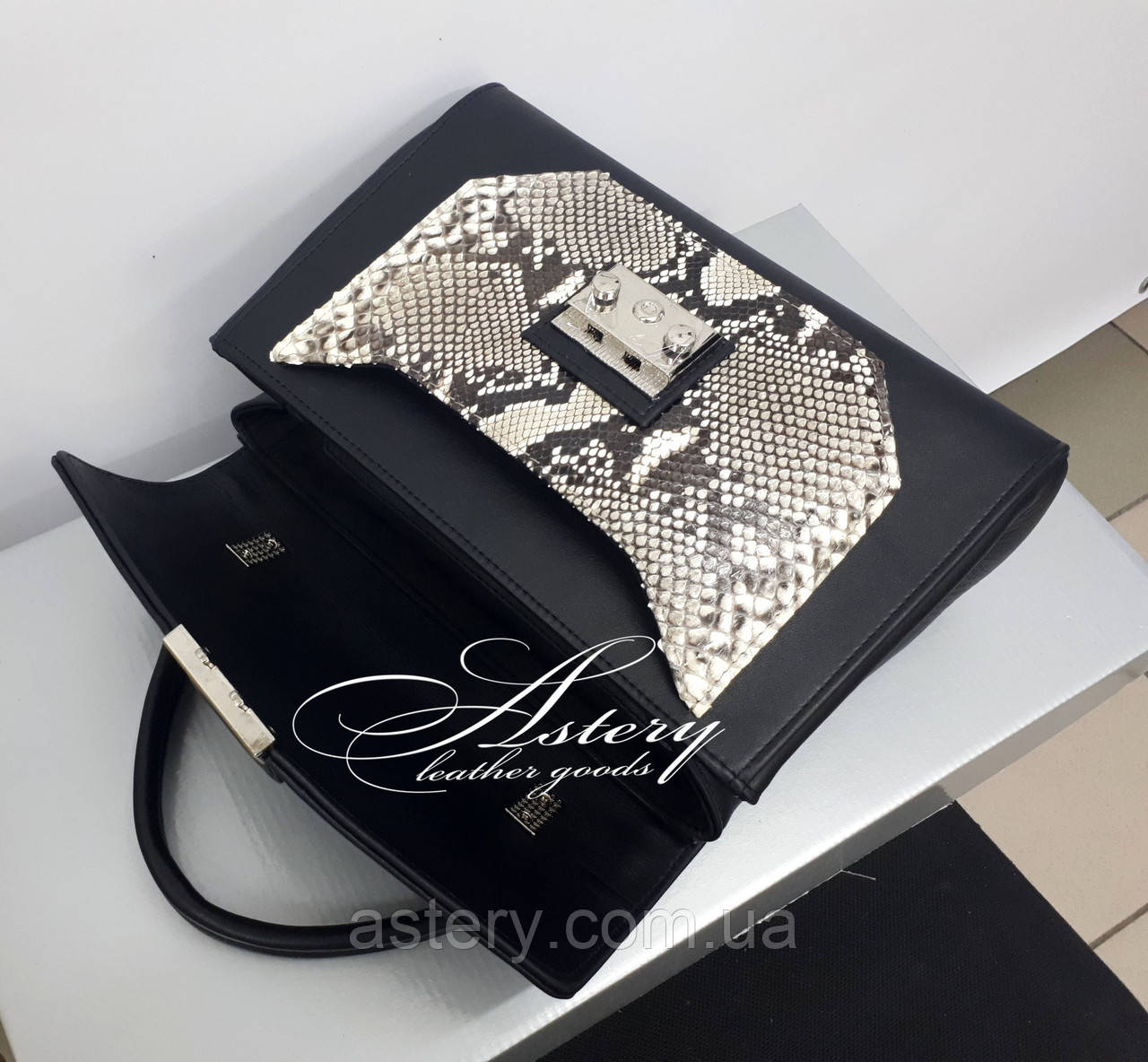 Женская черная классическая сумка NORA с натуральным питоном - фото 4 - id-p629885854
