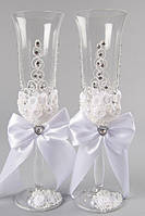 Весільні келихи прикрашені ліпленням ручної роботи