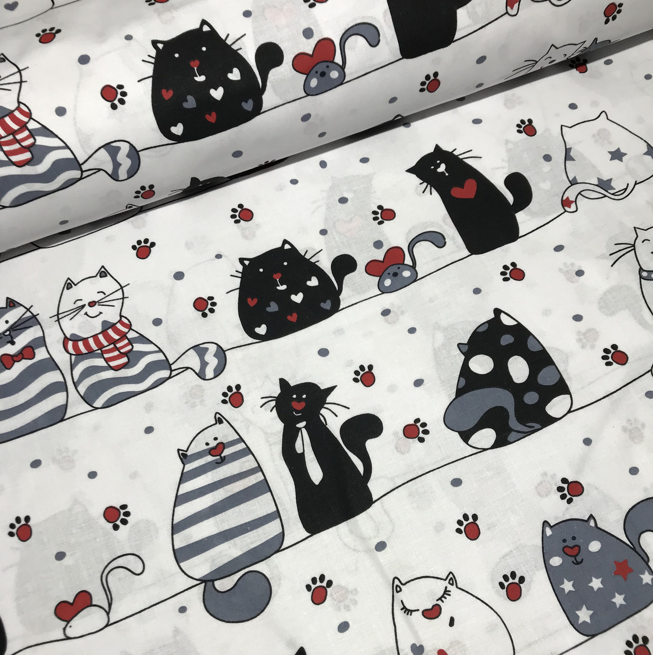 Бавовняна тканина польська коти чорні з червоним на смужці на білому No244
