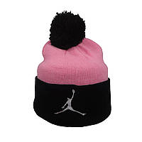 Розовая шапка с баскетболистом с черным помпоном