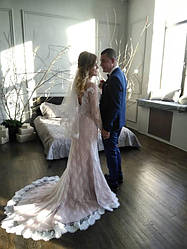 Невеста Татьяна в Длинном кружевном свадебном платье цвета пудра