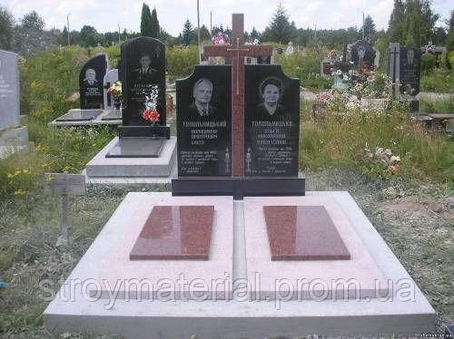 На кладбище для двоих людей памятник из гранита с крестом - фото 1 - id-p631798474