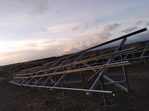 монтаж оцинкованных креплений для солнечных панелей наземная установка