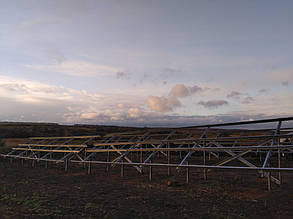 собранные 4 стола оцинкованных систем креплений солнечных панелей