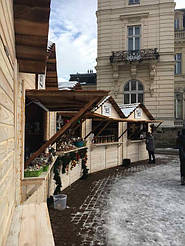 Деревянные киоски во Львове возле Дворца Потоцких 1