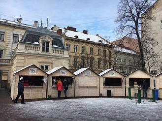 Деревянные киоски во Львове возле Дворца Потоцких 5