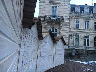 Деревянные киоски во Львове возле Дворца Потоцких 7