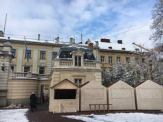 Деревянные киоски во Львове возле Дворца Потоцких 8