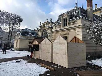 Деревянные киоски во Львове возле Дворца Потоцких 10