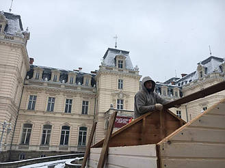 Деревянные киоски во Львове возле Дворца Потоцких 11