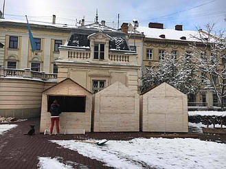 Деревянные киоски во Львове возле Дворца Потоцких 12