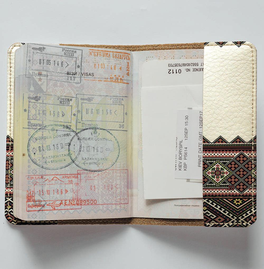 Обложка на паспорт 1.0 Fisher Gifts 20 Брюнетка украинка (эко-кожа) - фото 4 - id-p576555820