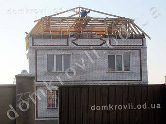 Александровка Возведение вальмовой ломанной кровли из металлочерепицы Валенсия. 15