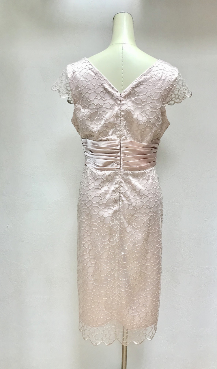 Плаття жіноче ошатне мереживо-атлас ніжно рожеве з коротким рукавом приталене по бігурі - фото 2 - id-p632473636