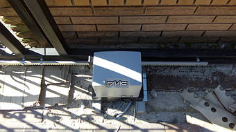 Привод faac 741 для тяжелых откатных ворот с элементами ковки. Один из фотоэлементов установлен на корпус привода.