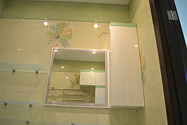 Підвісний пенал і дзеркало у ванну кімнату