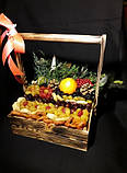 Дерев'яний ящик з фруктовим наповненням і хвоєю., фото 2