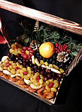 Дерев'яний ящик з фруктовим наповненням і хвоєю., фото 3