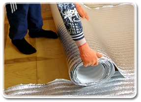 Для початку потрібно вимести поверхню і укласти тепловідбиваючий матеріал. В якості тепловідбиваючого матеріалу рекомендується використовувати фольгований матеріал, який мав би покриття з металізованою лавсановою або поліпропіленовою плівкою.