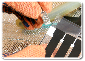 Далі закріпіть електричні клеми до кожної смужки мідної шини та зробіть отвори в мідній шині. Отвори в мідній шині необхідно пробити за допомогою дирокола.