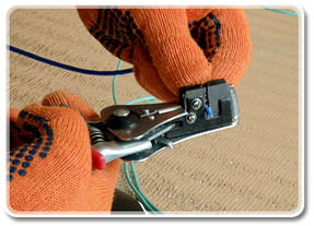 Потім потрібно зачистити проводи.