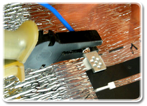 Потрібно надійно затиснути дроти в клемах за допомогою пласкогубців.