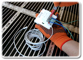 Завершальним етапом буде встановлення під інфрачервону термоплівку термодатчика і підключення терморегулятора.
Увага! Сумарна потужність термоплівки не повинна перевищувати дозволену потужність термостата.