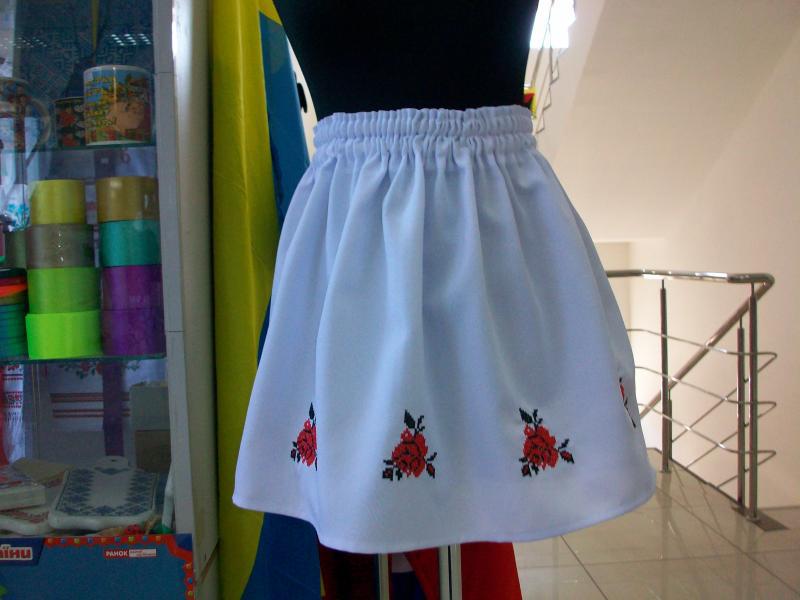 Красива вишита спідниця