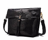 Сумочка жіноча шкіряна з пензликом, крокодиловим принтом і лазерним обробленням (чорна), фото 2