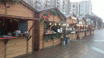 Невысокая стоимость и возможность быстрого и лёгкого монтажа и демонтажа позволяет использовать его в массовых количествах для организации торговых и других мероприятий.