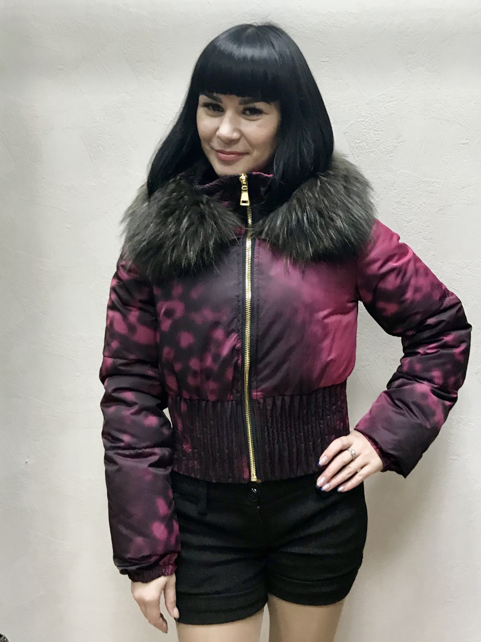 Пуховик жіночий короткий чорно-бордовий з хутром на комірі, фото 1