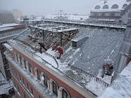 Прибирання даху від снігу та збити бурульки