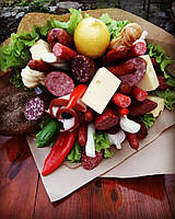 Гастрономічний букет з ковбаскою, сиром, овочами