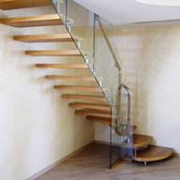 Скляні сходи з дерев'яними сходинками