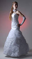 Біла весільна сукня з вишивкою та незвичайною спідницею, силует русалочка, розмір 46