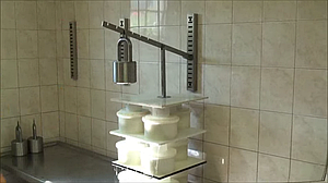 Пресс для сиру (настінний)