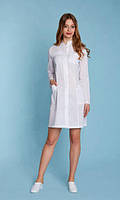 Білий медичний халат жіночий з довгим рукавом.