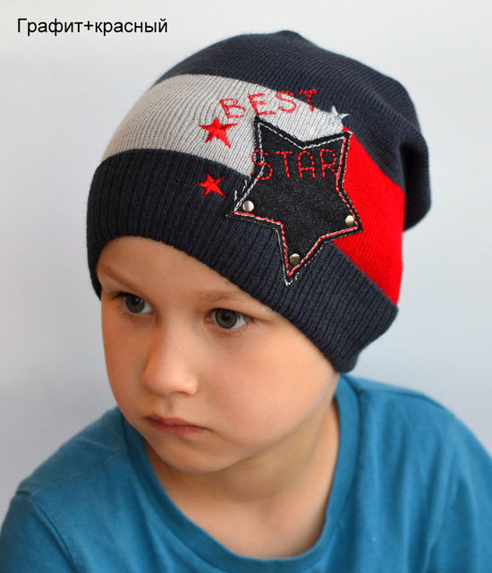 Гарна різнокольорова шапка для хлопчика з принтом зірка, колір Графіт з червоним