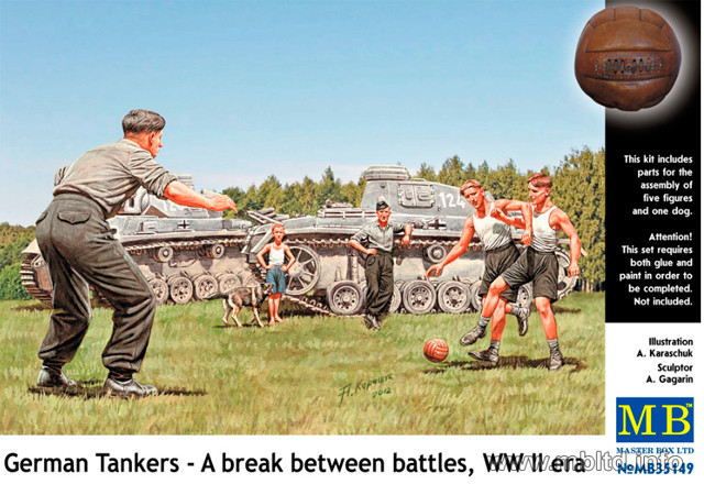 Німецькі танкісти грають у футбол під час відпочинку. 1/35 MASTER BOX 35149