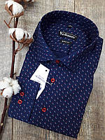 Чоловіча приталена сорочка синього кольору з орнаментом червоно-білі прапорці
