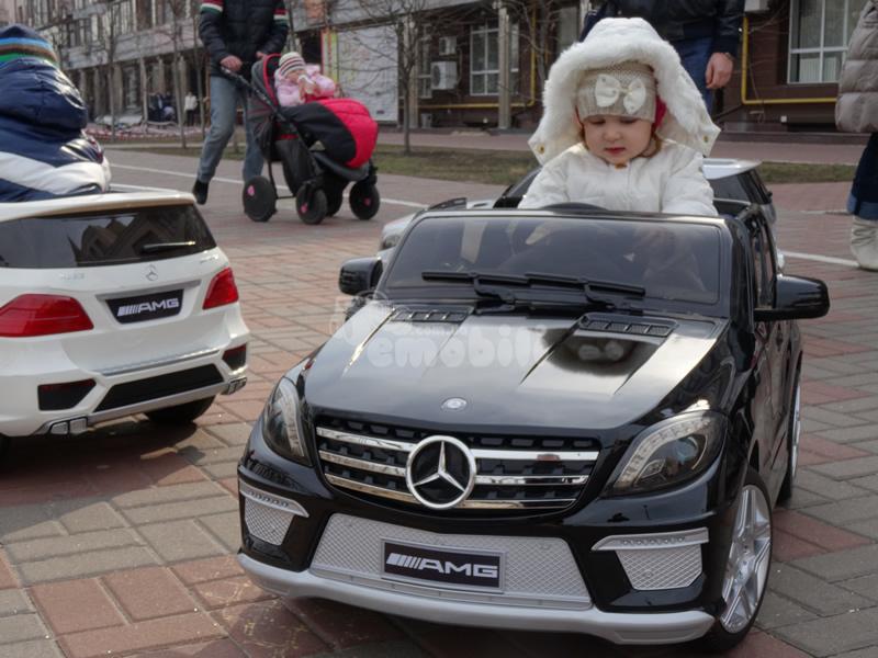 Дитячий електромобіль Mercedes AMG ML63 BLACK, м'які колеса, заводиться з фірмового ключа, дверцят о