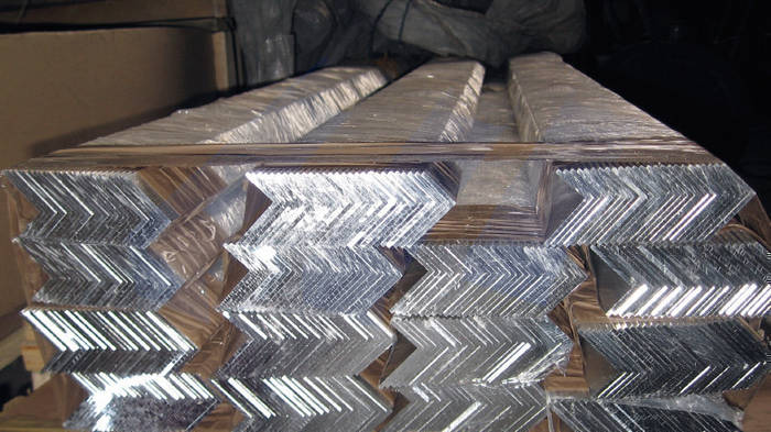 Алюминиевый уголок разносторонний 180x40x3,5 анодированый и без ...