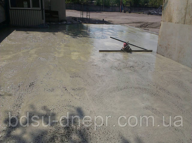 Прийом бетону з плаваючою виброрейкою Залізобетонні майданчики під автомобіль